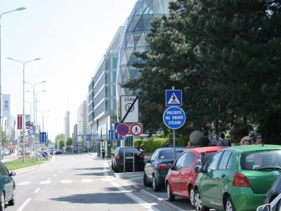 Mesto nepriateľské ku chodcom - zákazy a parkujúce prekážky