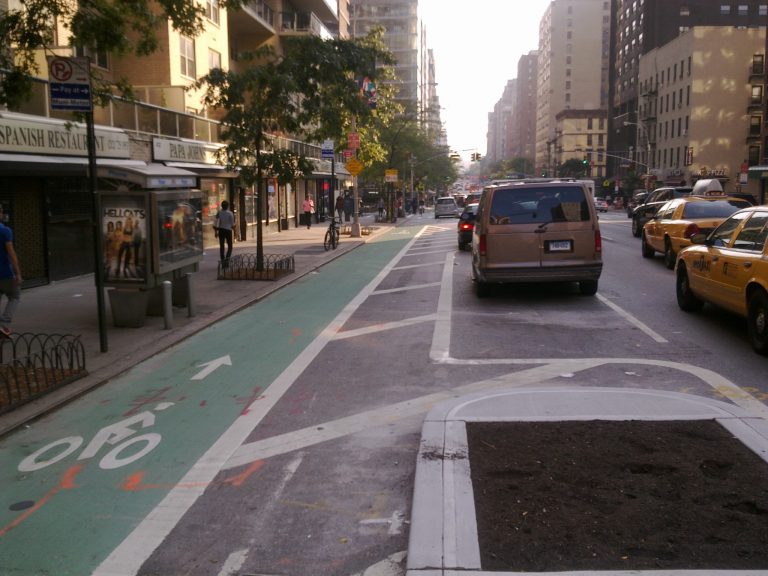 zdroj: http://wwbpa.org/wp-content/uploads/2010/10/NYC-2nd-Ave-Buffered-Bike-Lane2.jpg