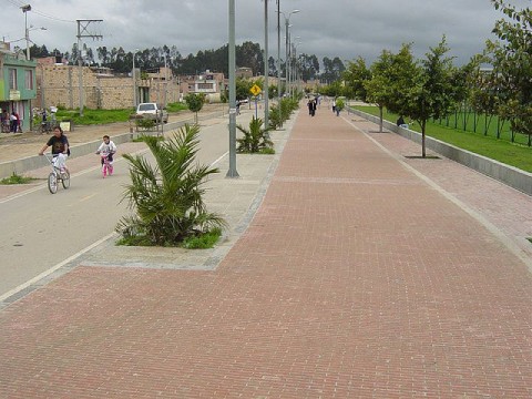 Príklad riešenia cyklodiaľnice s priľahlým chodníkom s celkovou dĺžkou 17 km v Bogote