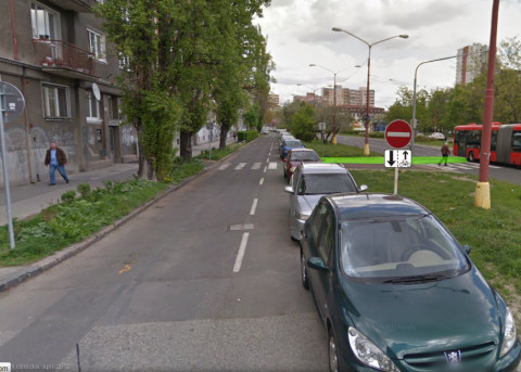 Povolenie protismernej jazdy cyklistov na obslužnej ceste paralelnej s Trnavskou cestou. Podkladová fotografia z Google StreetView.