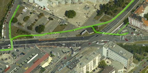 Detail vedenia navrhovanej cyklotrasy cez priestor križovatky na leteckom zábere z Google Maps.