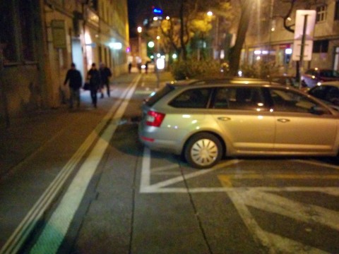 Auto legálne parkujúce na vyhradenom parkovaciom mieste a zároveň blokujúce novú cyklotrasu