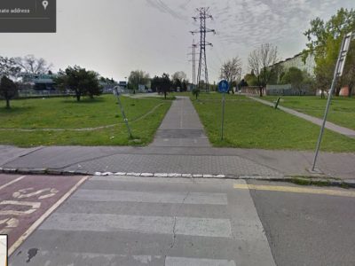 Pôvodná cyklotrasa Ružinovská - Vrakuňa so samostatným chodníkom (viď vpravo) na záberoch Google StreetView