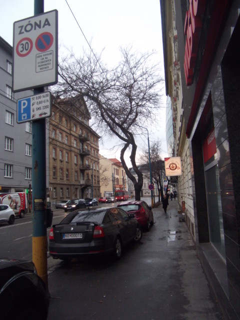 Táto časť ulice Mlynské nivy je zónou, kde nie je povolené parkovať na chodníkoch mimo vyznačených miest. Ako vidno na fotografii, značka je ignorovaná.