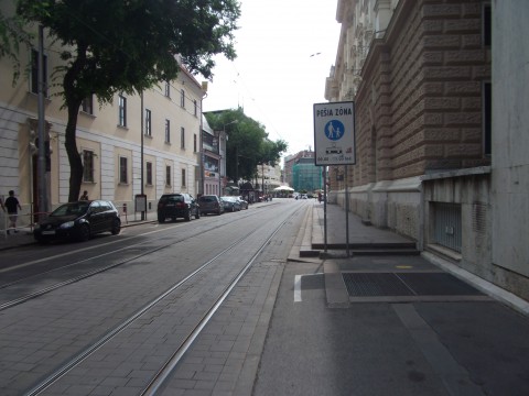 Piktogramy vedú cyklistu na Jesenského ulicu. Tu však čaká značka pešia zóna, ktorá však z tejto strany nemá dodatok povoľujúci vjazd cyklistov (na rozdiel od iných vjazdov).