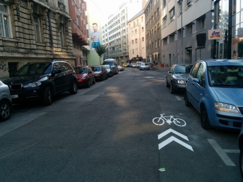 Koridor pre cyklistov (pikokoridor) naviguje cyklistov v cykloprotismerke na Medenej (nie je však nutný, stačí aj zvislé dopravné značenie)