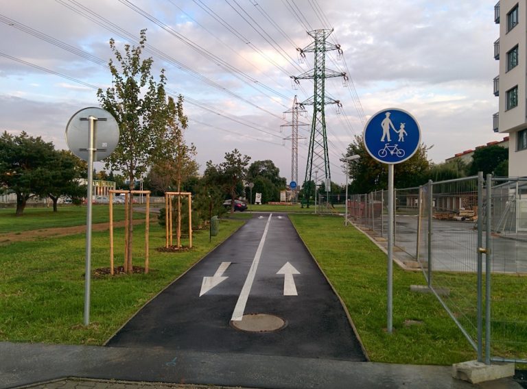 Cestička pre cyklistov sa po jej obnove developerom stala cestičkou pre chodcov a cyklistov.
