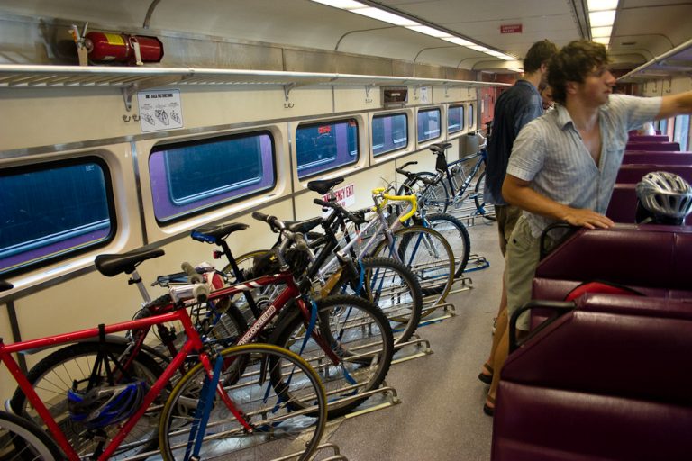 Bicykle na jednej strane, cestujúci na druhej strane.