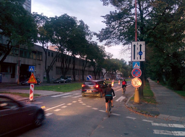 Presmerovanie premávky na Košickej do cyklopruhu a parkovacieho pruhu