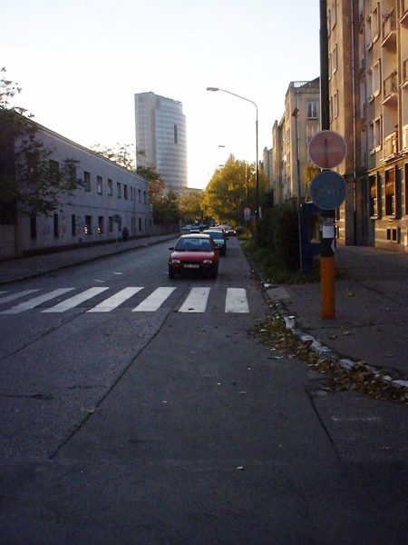 Páričkova Začiatok cestičky pre cyklistov, vidno postupný zánik, ako na nej začali parkovať autá. Foto: Patrik Martin, 2002