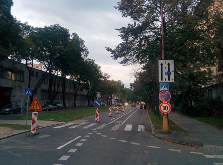 Zmätočné dočasné dopravné značenie na Košickej - opäť sa zabudlo na cyklistov