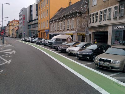 Protismerný podfarbený cyklopruh na Dunajskej pred šikmým parkovaním je v rozpore s TP 7/2014, náš návrh bol viesť pruh poza zaparkované autá. Navyše je tam plná čiara, čiže autá v podstate porušujú predpisy keď cez neho prechádzajú. To je tak, keď nás magistrát nepočúva.