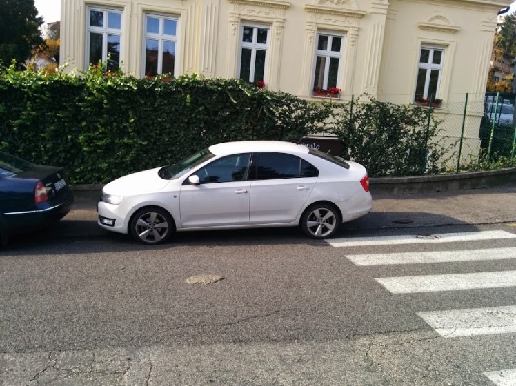 Podľa Mestskej polície biele vozidlo neparkuje na priechode pre chodcov.