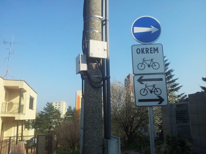 Z bočných ulíc nad Alstrovou je príkazaný smer pre autá a dodatková tabuľa upozorňujúca vodičov, že cyklistov môžu očakávať zľava i zprava.