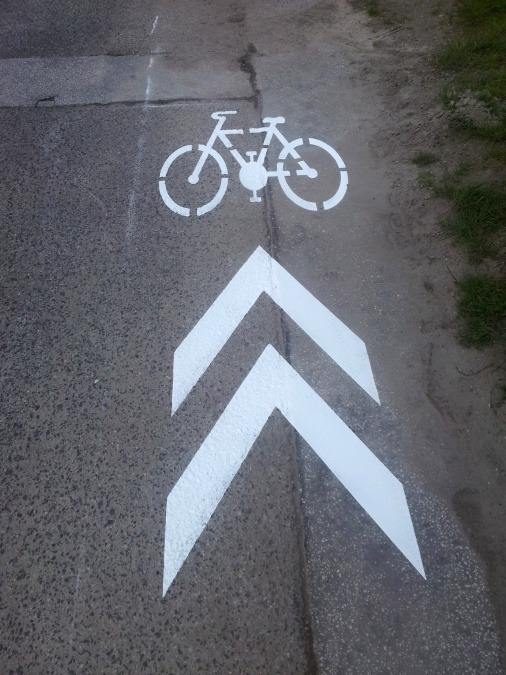 Koridor pre cyklistov (V 8c), alebo tzvv. poktokoridor, jednak ukazuje cyklistom kadiaľ majú ísť a zároveň upozorňuje vodičov na zvýšený výskyt cyklistov vo vozovke, na ktorej nebolo miesto pre segregovanú cyklotrasu. Alstrova ul., Bratislava-Rača.