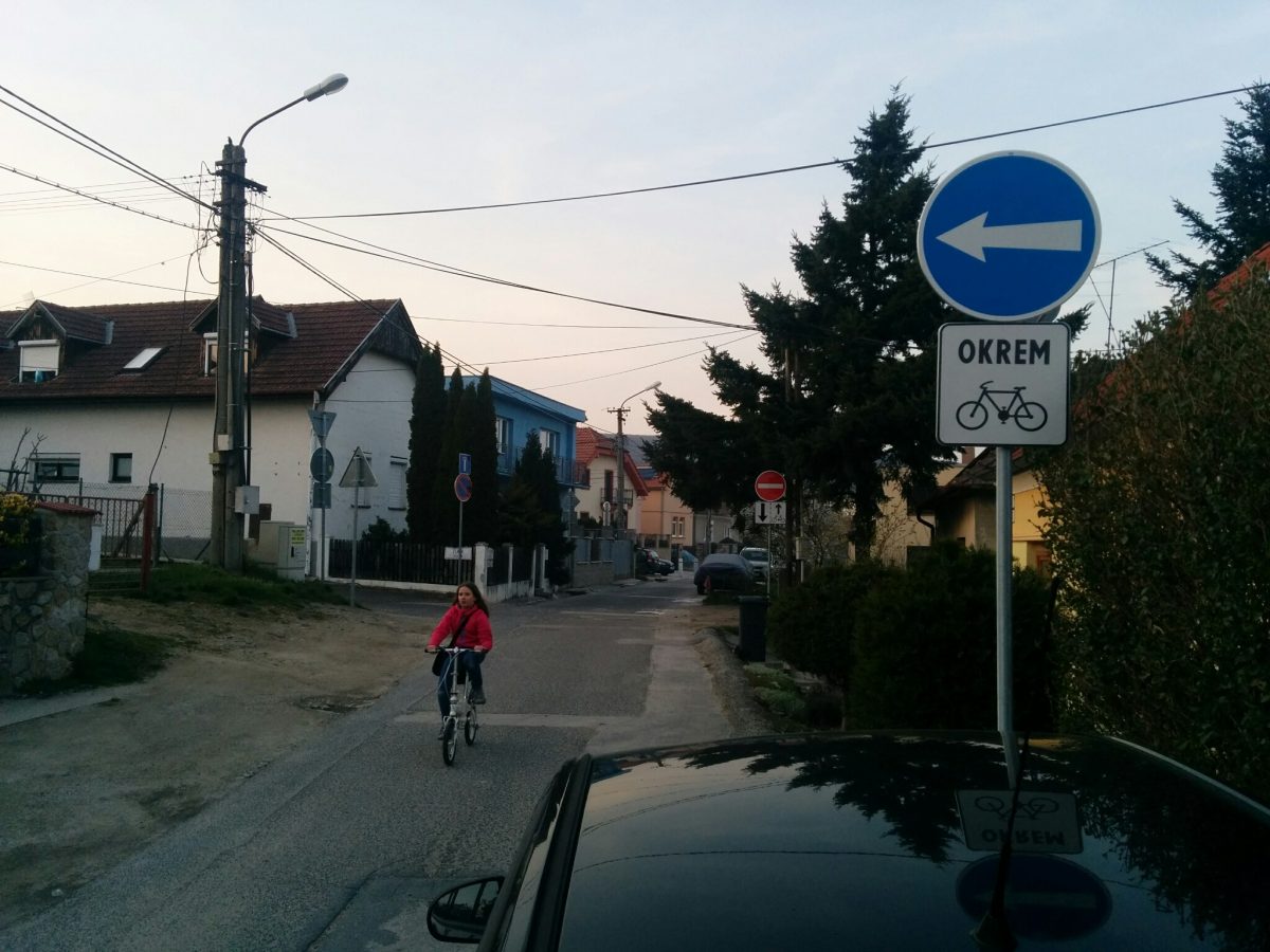 V smere od Krasňan je pre autá prikázaný smer, lebo ulica sa o pár metrov stáva jednosmerná v opačnom smere. Cyklisti dostali výnimku.