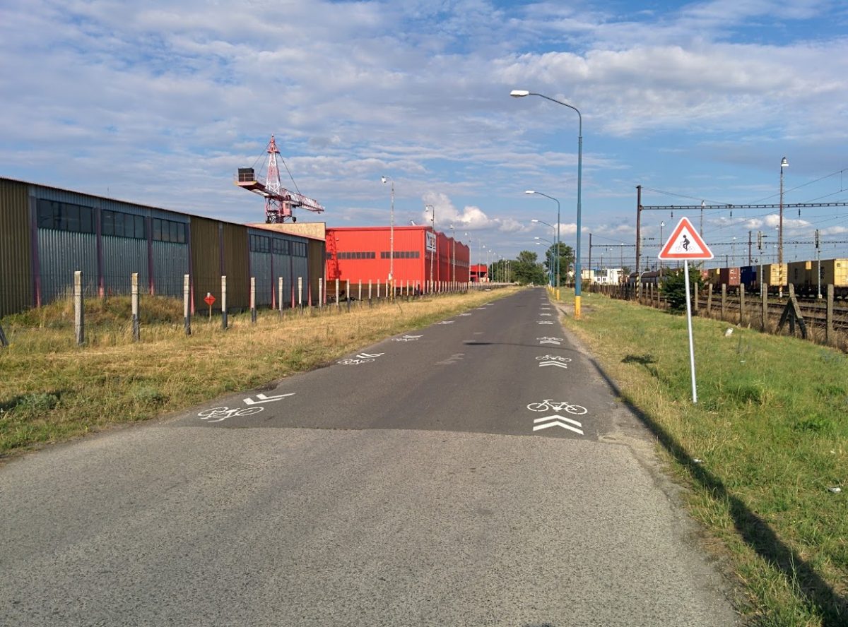 Cyklotrasa R84: Koridor pre cyklistov smer žel. stanica Vajnory (Príjazdná ul.)
