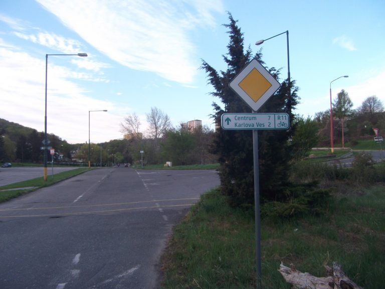 Dopravné značenie pre cyklistov - cyklotrasa R11 Dúbravská radiála, časť Líščie údolie , Karlova ves