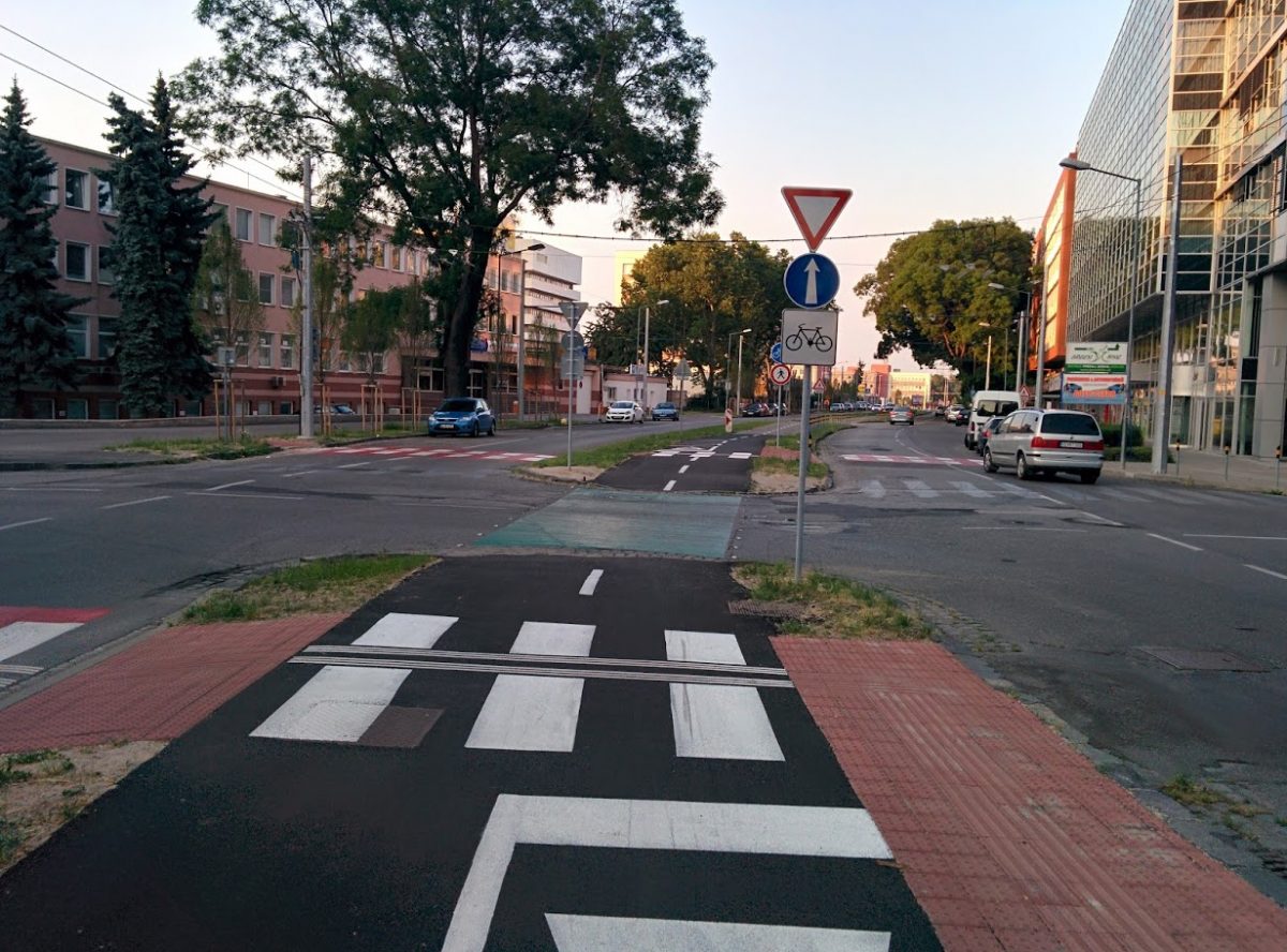 Cyklotrasa R26: Križovatka Trenčianska x Ružová dolina s novými bezbariérovými priechodmi pre chodcov