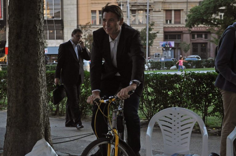 Ivo Nesrovnal na bicykli počas predvolebnej kampane.