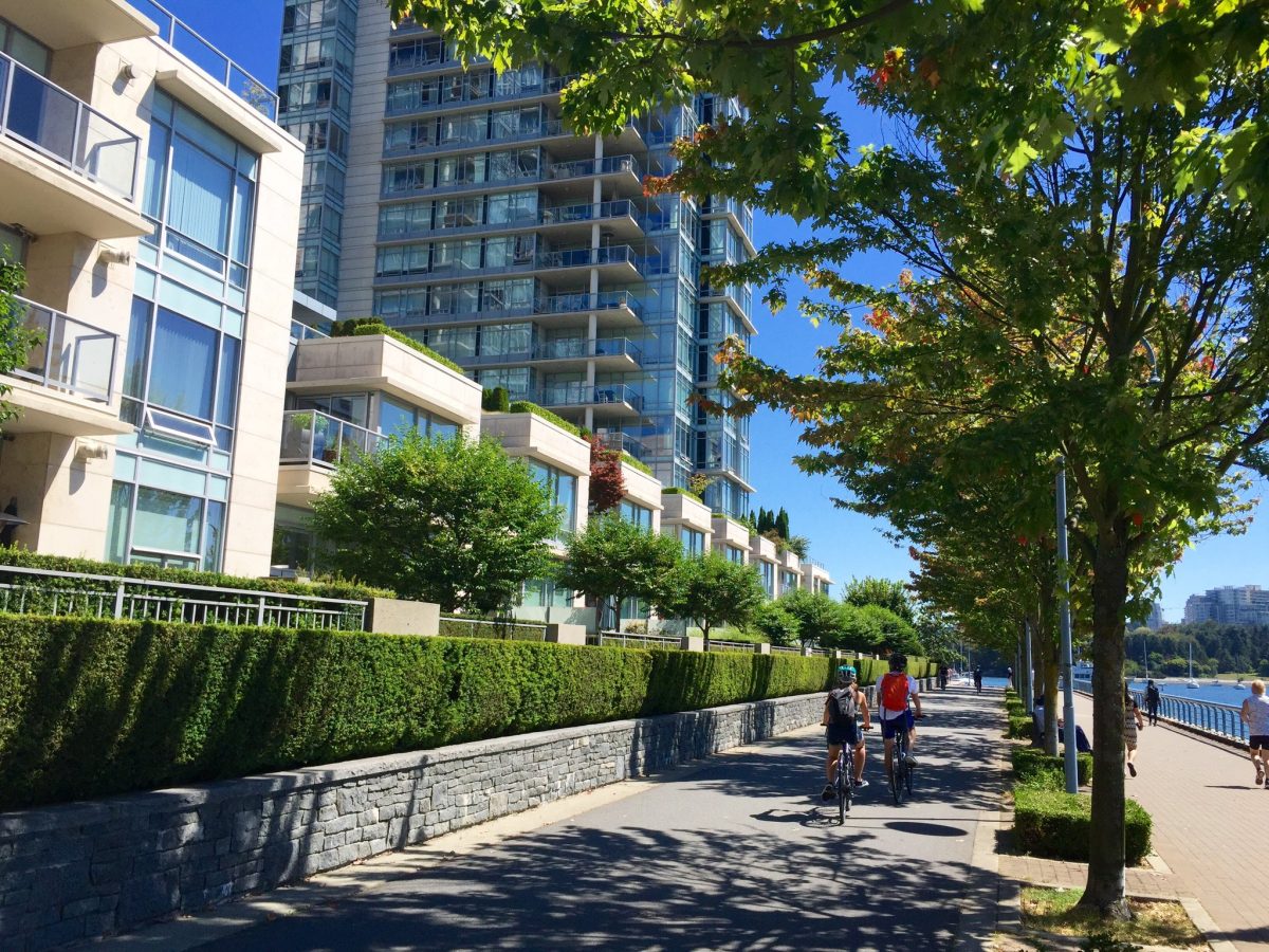 Development s vysokou hustotou bývania i administratívy, cyklotrasa a pešia trasa na nábreží - Vancouver, Kanada.