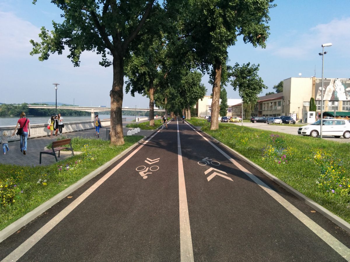 Úsek River Park - Most Lafranconi by mohol o mesiac vyzerať aj takto. Cestička pri Dunaji ako chodecká a cestička za pásom zelene ako cyklistická. V súčasnosti nie je jasné, kadiaľ majú cyklisti jazdiť a preto môže dochádzať k občasným kolíziam. Riešenie je jednoduché a lacné.
