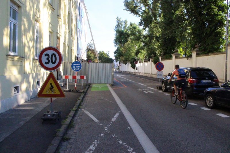 Vyznačenie obchádzky pre cyklistov (dočasný cyklopruh) a vodičov automobilov na Banskobystickej ul.