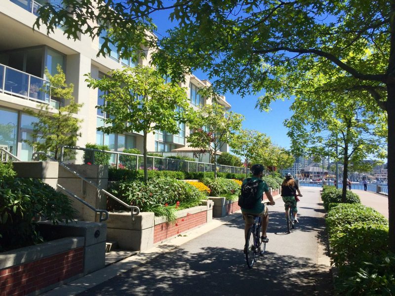 Development s vysokou hustotou bývania i administratívy, cyklotrasa a pešia trasa na nábreží - Vancouver, Kanada.