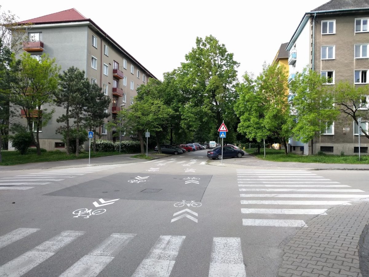 Vodorovné aj zvislé dopravné značenie označujúce zvýšený pohyb cyklistov