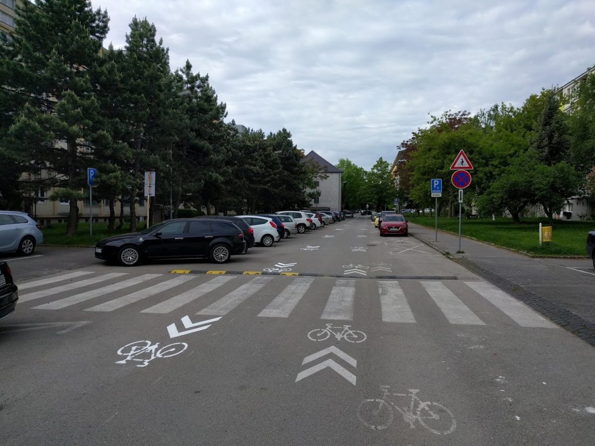 Vodorovné aj zvislé dopravné značenie označujúce zvýšený pohyb cyklistov