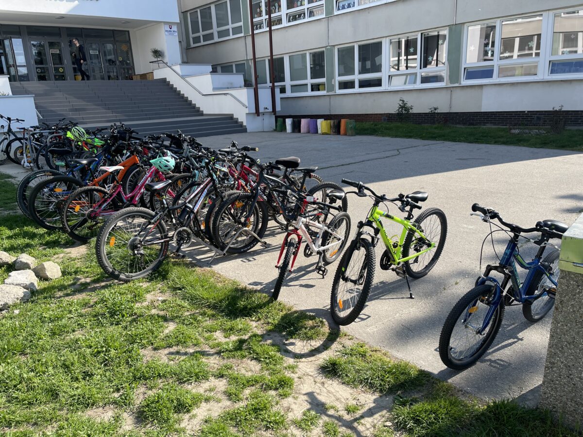 Plné a nedostačujúce cyklostojany v deň nášho workshopu na jednej z Petržalských škôl.